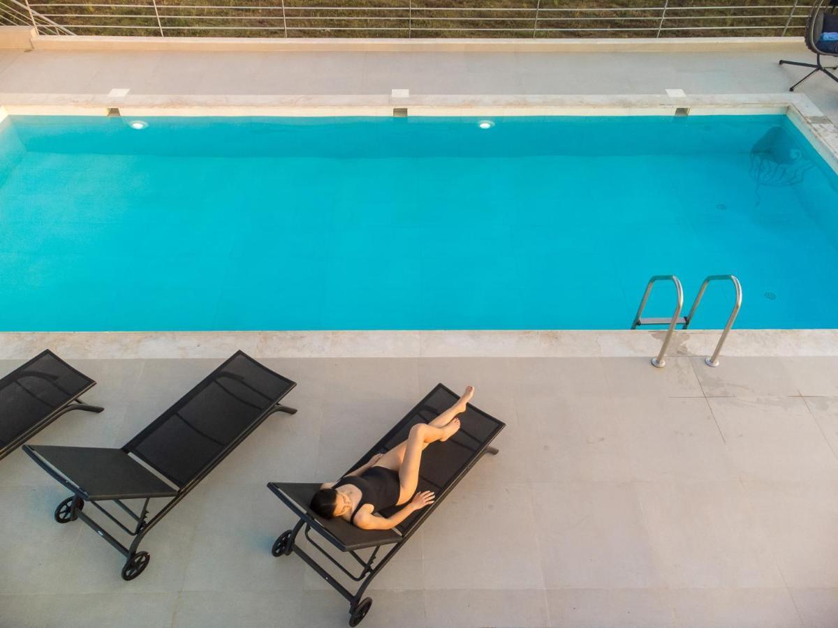 Io Luxury Pool & Hot Tub Suites 프레베자 외부 사진